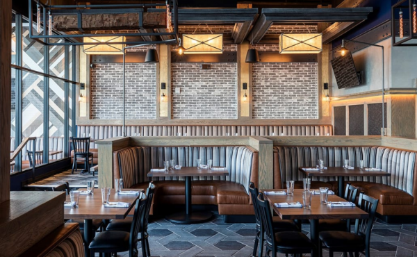 Kafe dengan tema vintage industrial, menggunakan pipa besi dan perabotan klasik